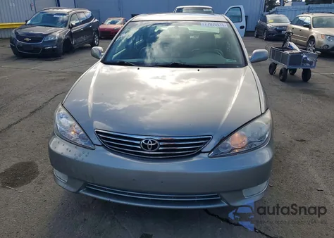 2005 Toyota Camry Le z USA, uszkodzony, nr VIN JTDBF30KX50163224